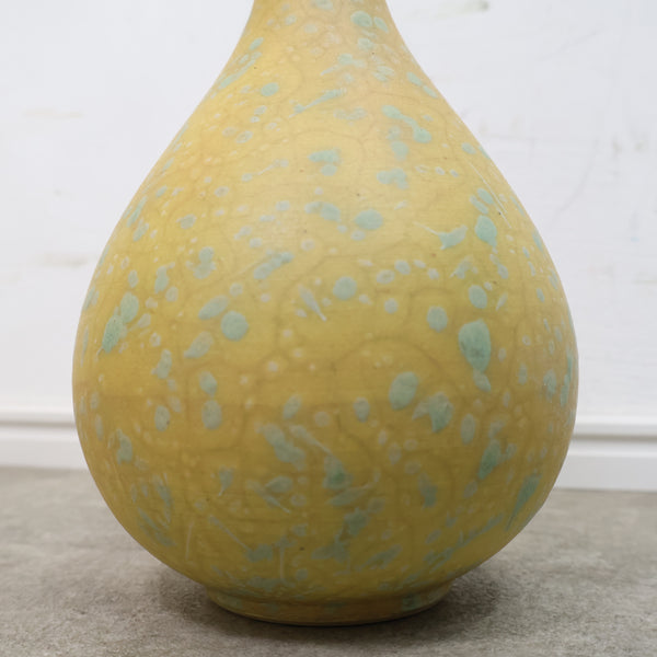 陶器製の一輪挿し