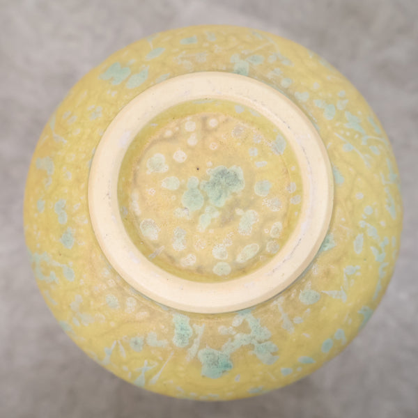 陶器製の一輪挿し