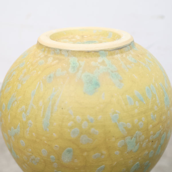 陶器製の一輪挿し