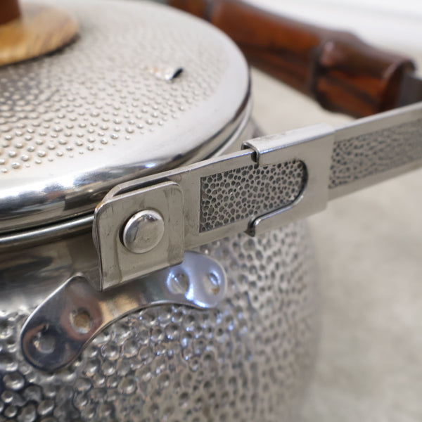 槌目模様のステンレス製ケトル