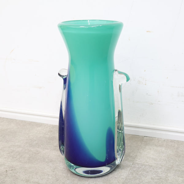 ブルーグラデーションのガラス製フラワーベース