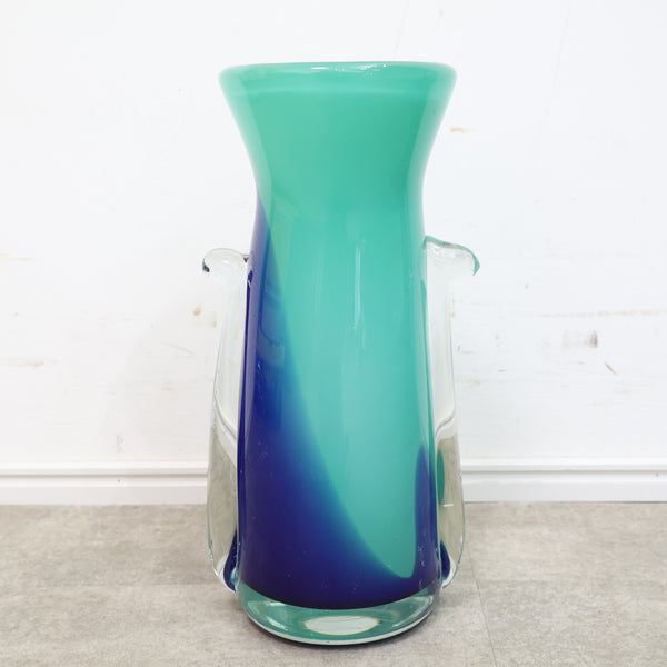 ブルーグラデーションのガラス製フラワーベース