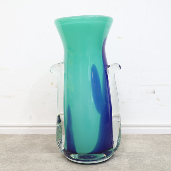 ブルーグラデーションのガラス製フラワーベース