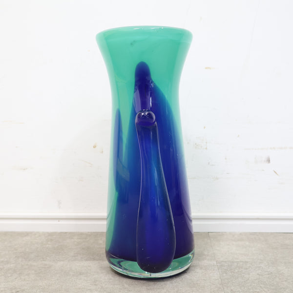 ブルーグラデーションのガラス製フラワーベース