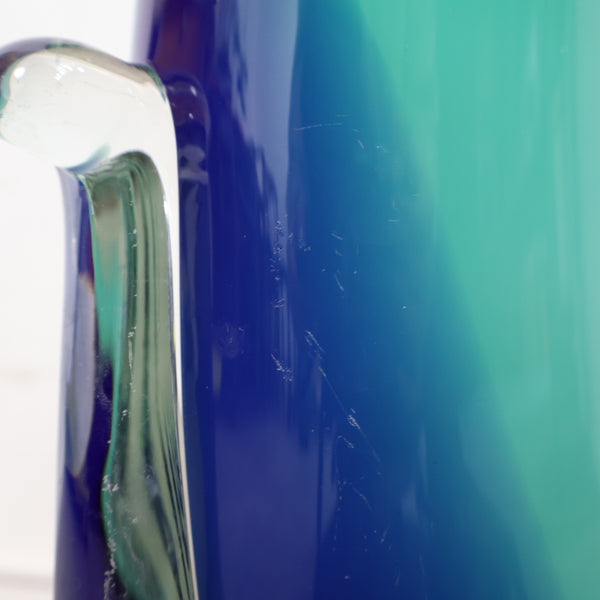 ブルーグラデーションのガラス製フラワーベース