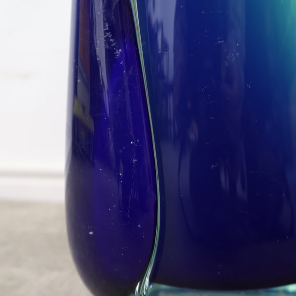 ブルーグラデーションのガラス製フラワーベース