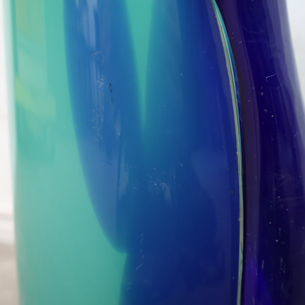 ブルーグラデーションのガラス製フラワーベース