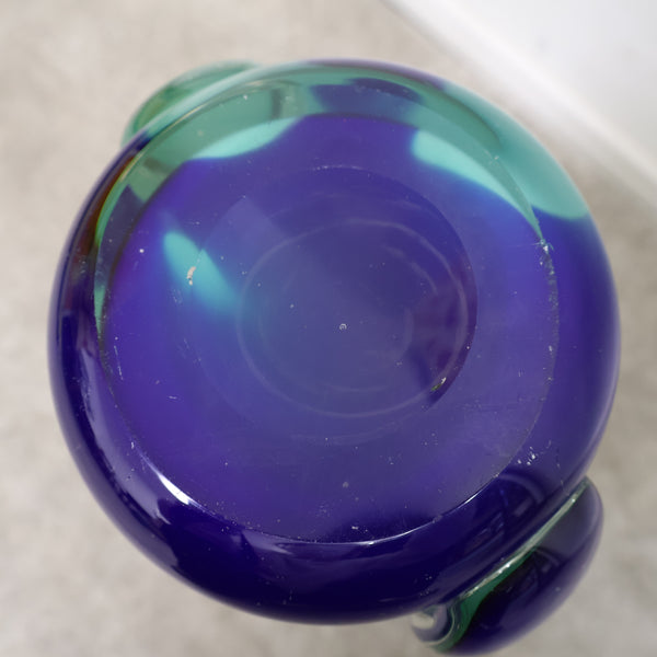 ブルーグラデーションのガラス製フラワーベース