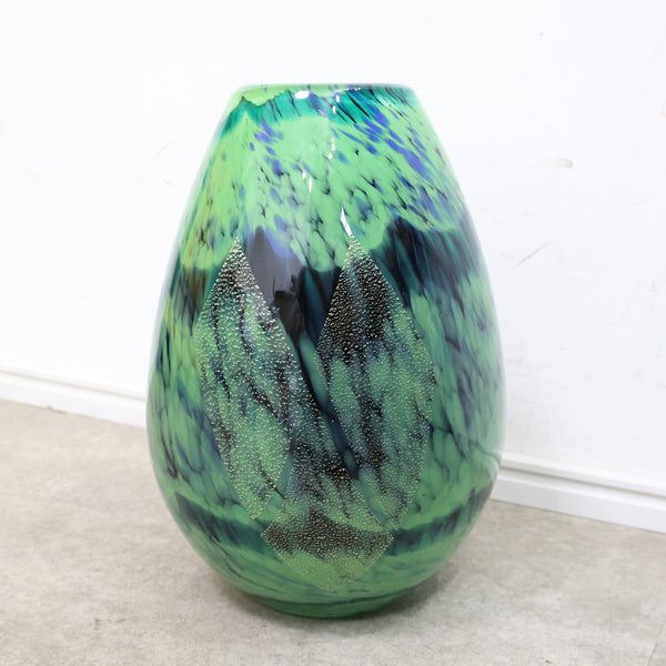 深みのあるグリーンのガラス製フラワーベース