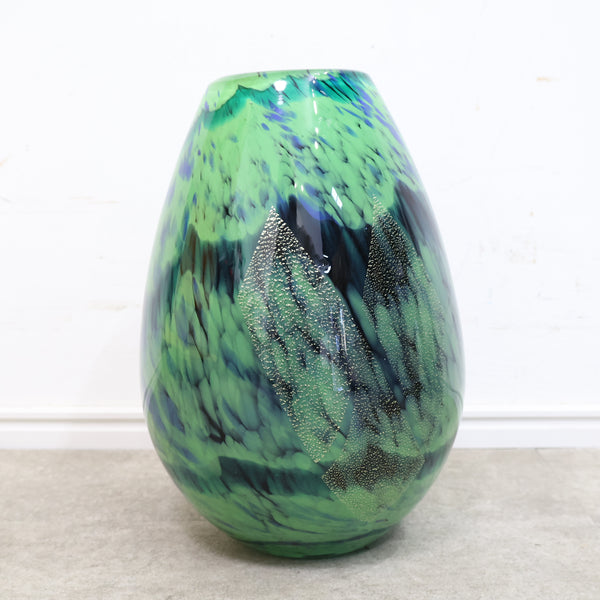 深みのあるグリーンのガラス製フラワーベース