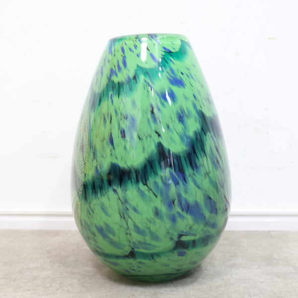 深みのあるグリーンのガラス製フラワーベース