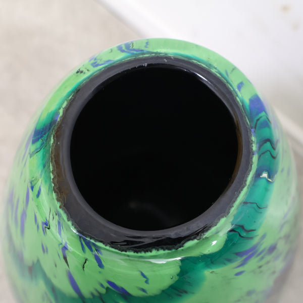 深みのあるグリーンのガラス製フラワーベース