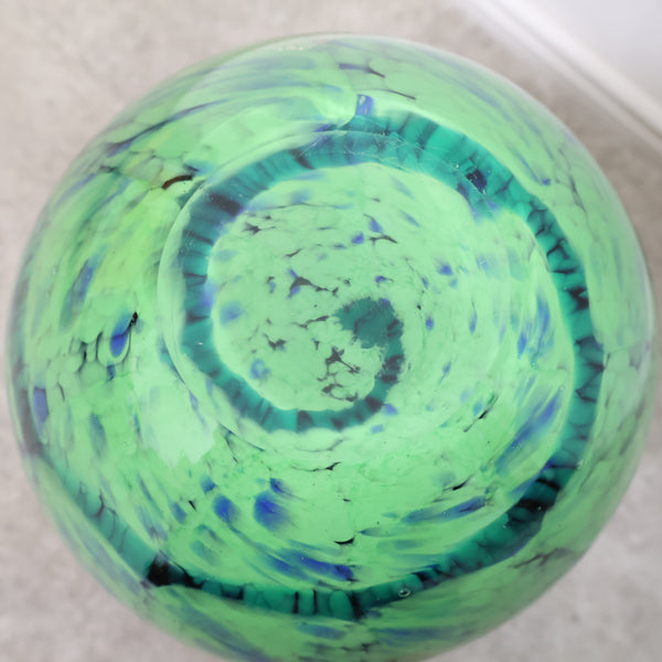 深みのあるグリーンのガラス製フラワーベース