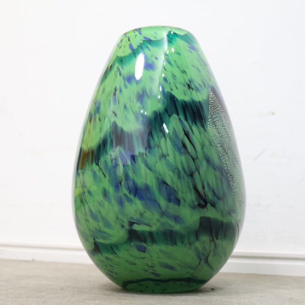 深みのあるグリーンのガラス製フラワーベース