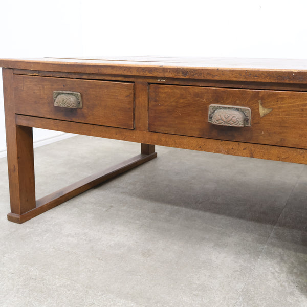 引出しいっぱい古い文机