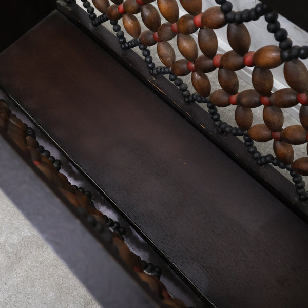 ビーズ装飾のマガジンラック