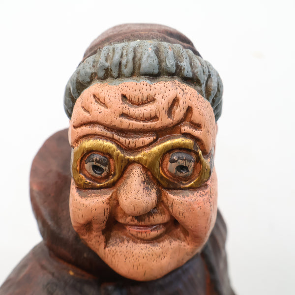 木彫りの修道士のオブジェ