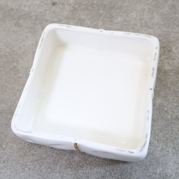 器製の小物入れ