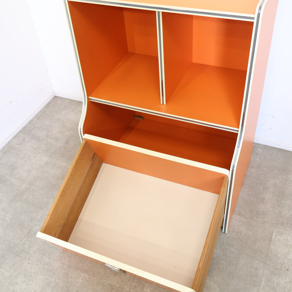 レトロオレンジのコンパクトな収納・キャビネット