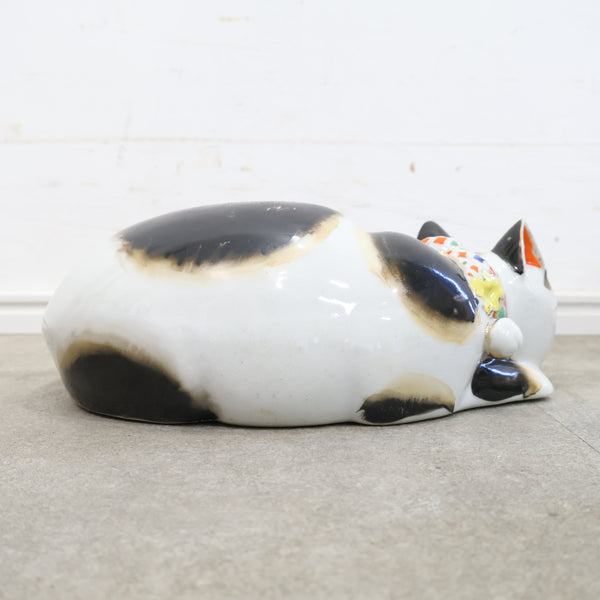 眠り猫のオブジェ