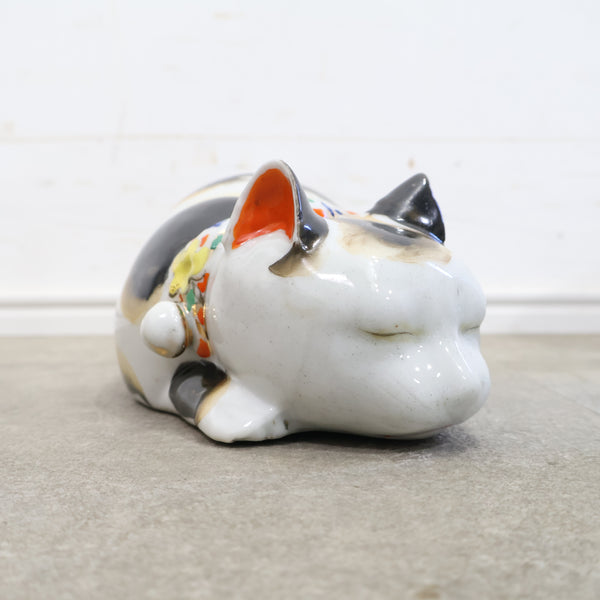眠り猫のオブジェ