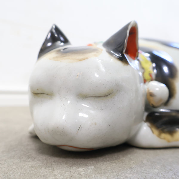 眠り猫のオブジェ