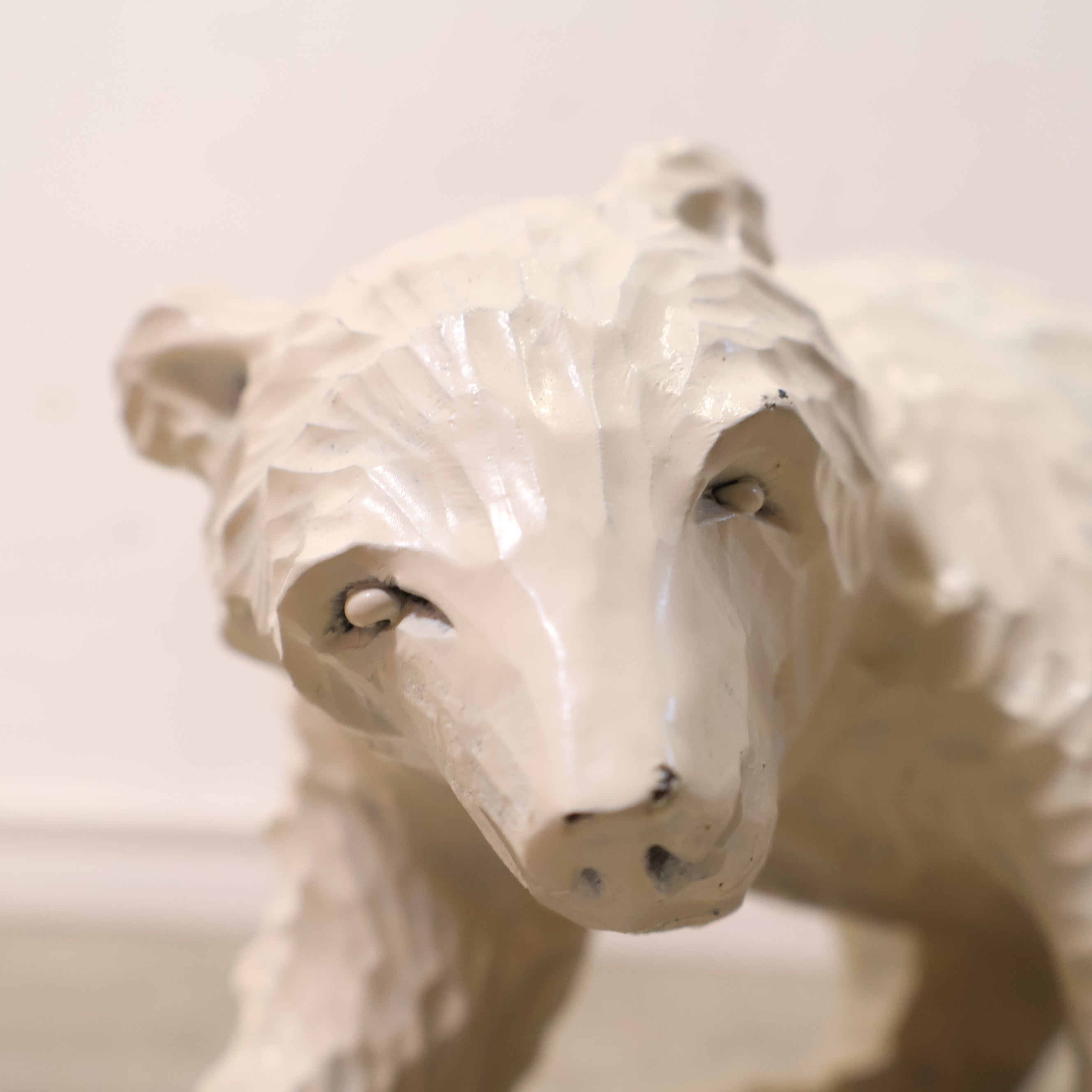 木彫りアンティック木製クマと魚の彫刻 約30cm白色珍しい白貴重品 木彫りのクマ