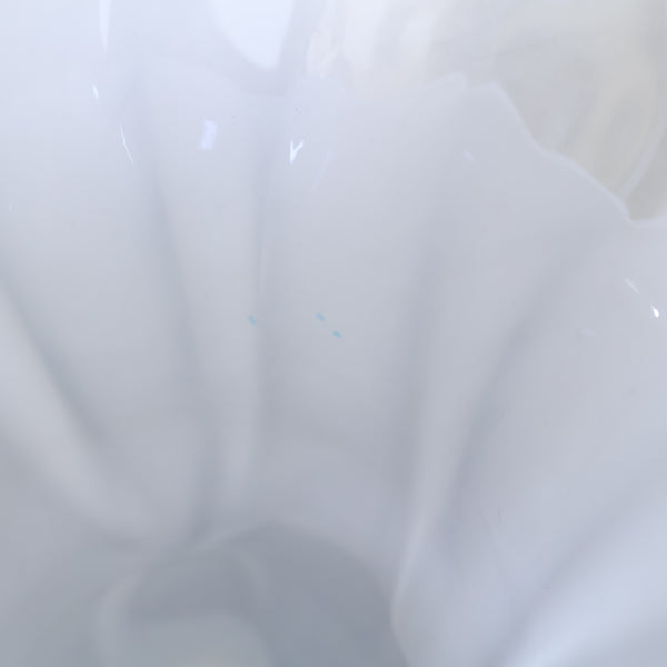 やわらかな曲線のフラワーベース