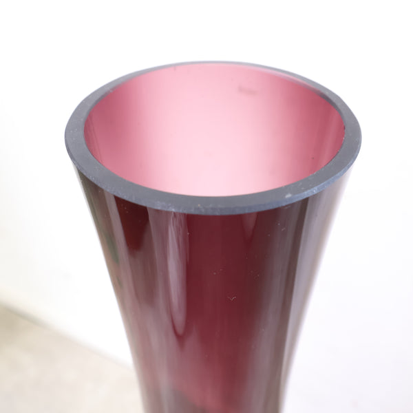 パープルカラーが美しいフラワーベース