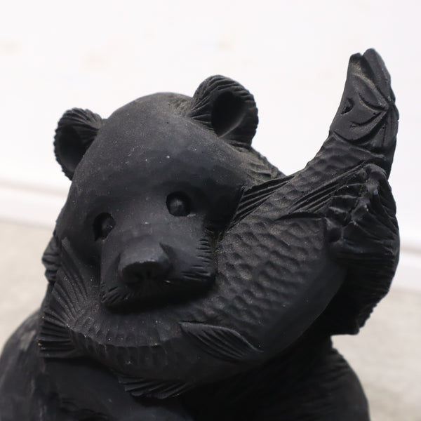 手乗りサイズの木彫りの熊