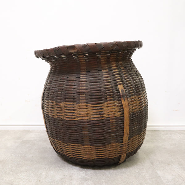 壺の形が珍しい昭和の竹籠