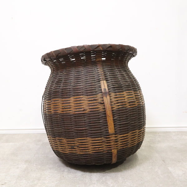 壺の形が珍しい昭和の竹籠