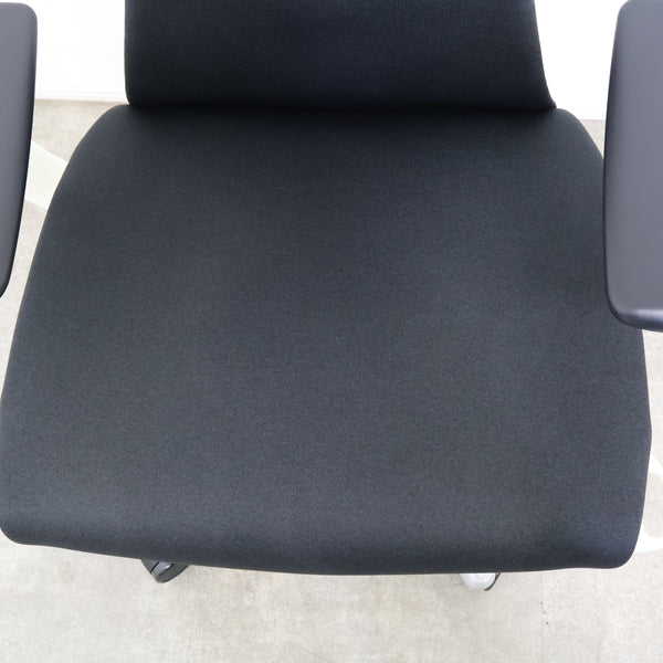 Herman Miller エンボディチェア Embody オフィスチェア（ホワイト）