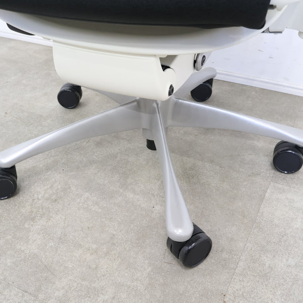 Herman Miller エンボディチェア Embody オフィスチェア（ホワイト）
