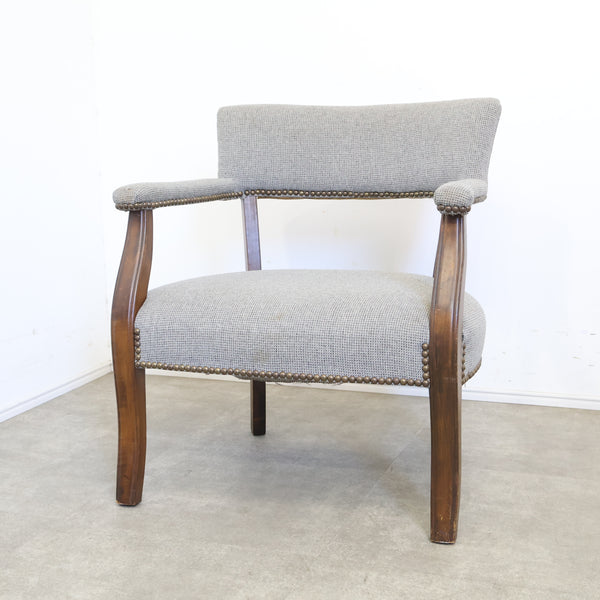 ヴィンテージの鋲打ちアームチェア