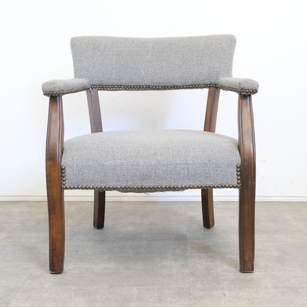 ヴィンテージの鋲打ちアームチェア