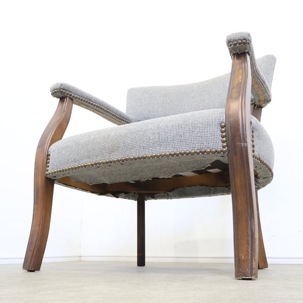 ヴィンテージの鋲打ちアームチェア