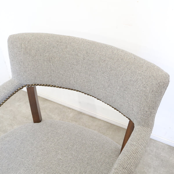 ヴィンテージの鋲打ちアームチェア