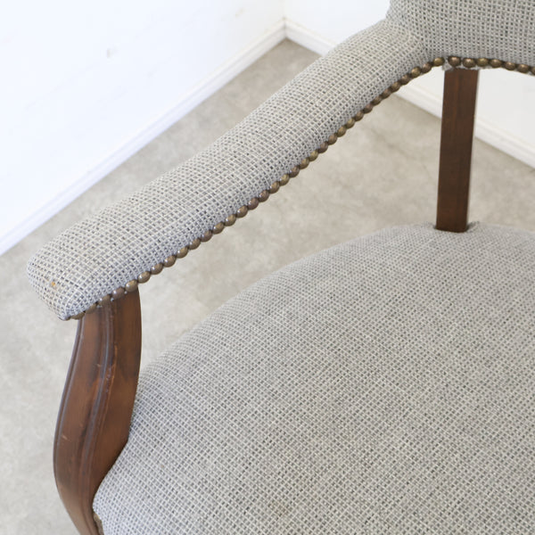 ヴィンテージの鋲打ちアームチェア