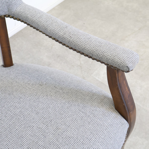 ヴィンテージの鋲打ちアームチェア