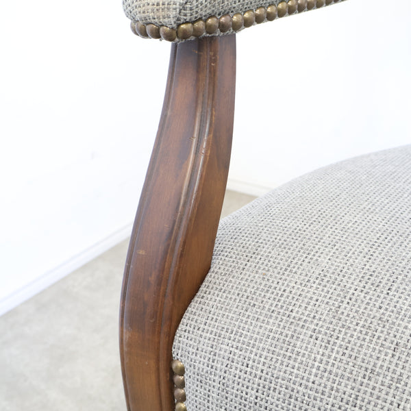 ヴィンテージの鋲打ちアームチェア