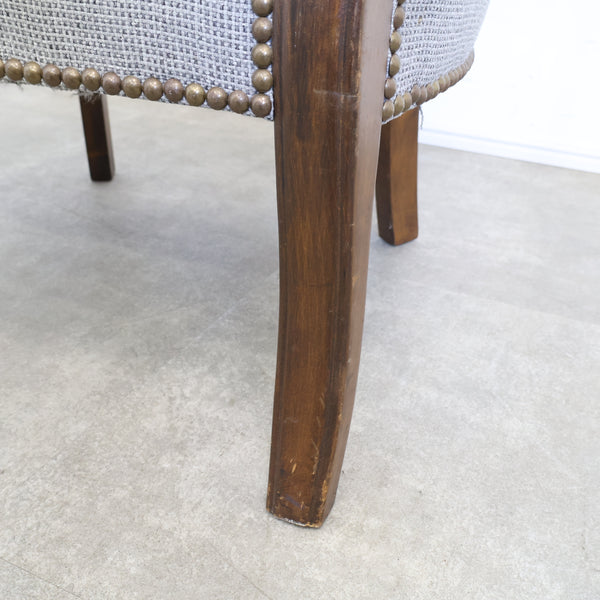 ヴィンテージの鋲打ちアームチェア