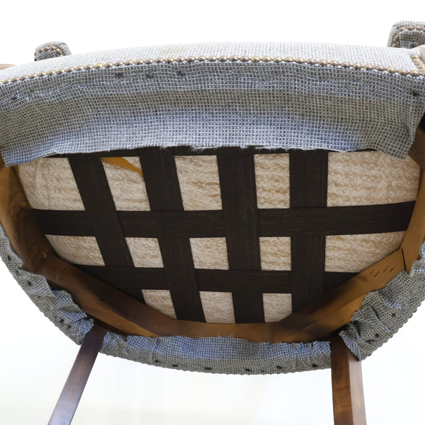 ヴィンテージの鋲打ちアームチェア