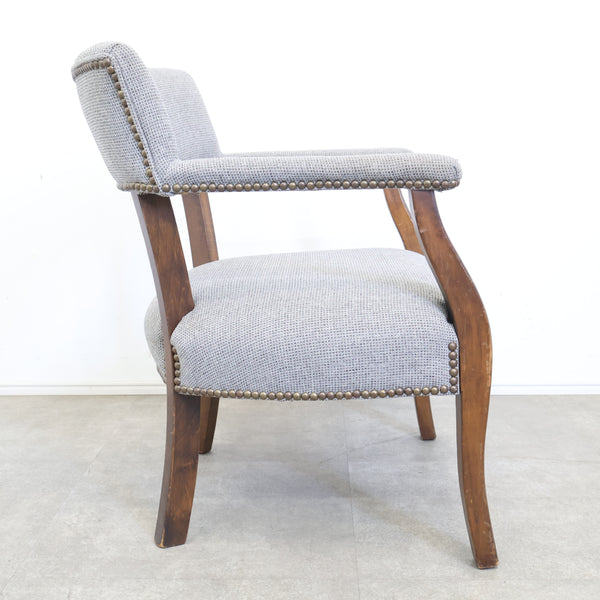 ヴィンテージの鋲打ちアームチェア