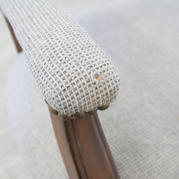 ヴィンテージの鋲打ちアームチェア