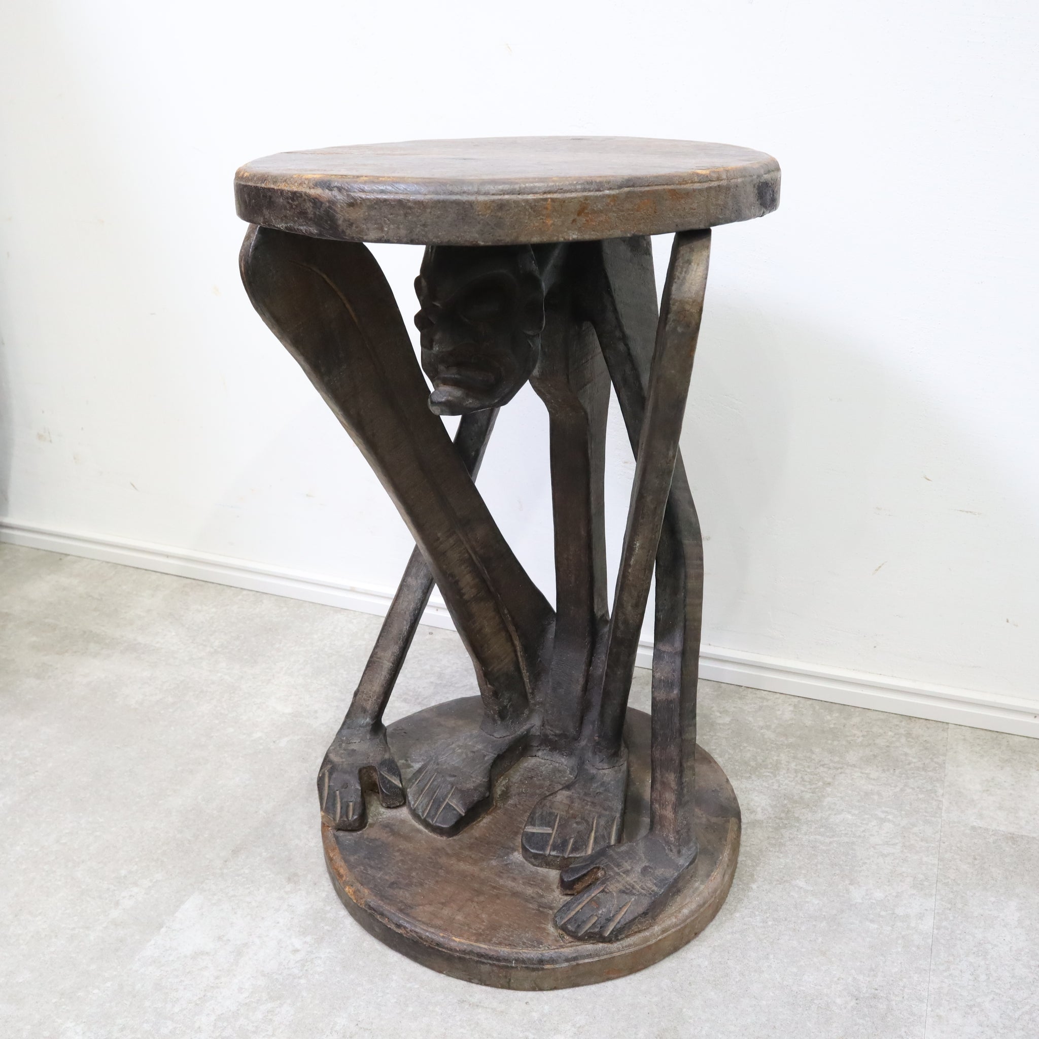 原人ルックの木彫りサイドテーブル