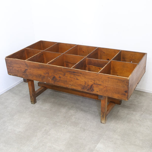 仕切り付き陳列棚・什器