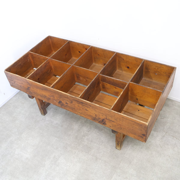 仕切り付き陳列棚・什器