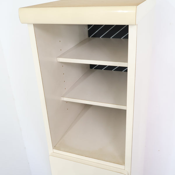 スリムなレトロ収納棚・キャビネット