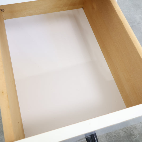 スリムなレトロ収納棚・キャビネット